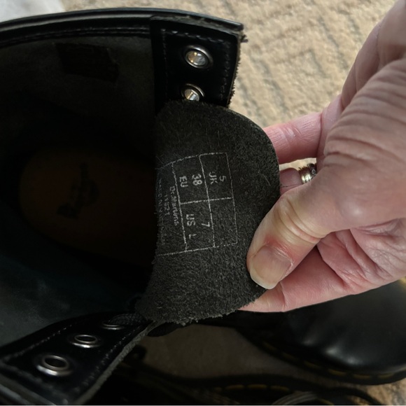 Like new original Dr Martens Boot in traditional black size 7 women’s - Picture 6 of 6